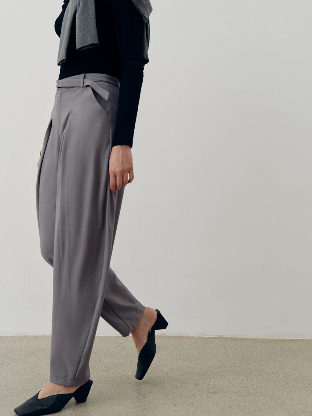Plissierte Hose mit Gürtel und mittlerer Bundhöhe