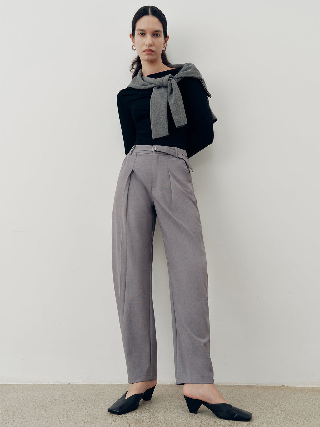 Plissierte Hose mit Gürtel und mittlerer Bundhöhe
