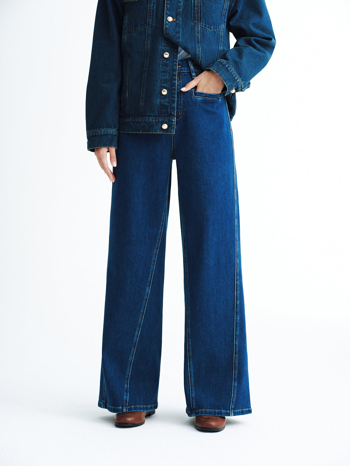 Hochgeschnittene Jeans mit weitem Bein 