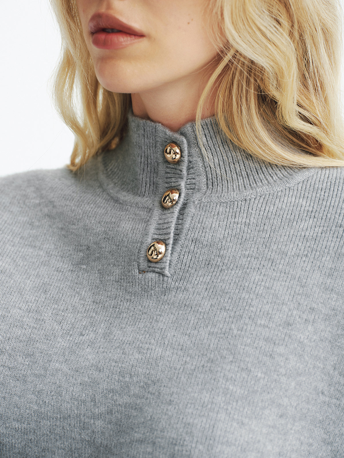 Lässiger Pullover mit Stehkragen und Knopfdetails