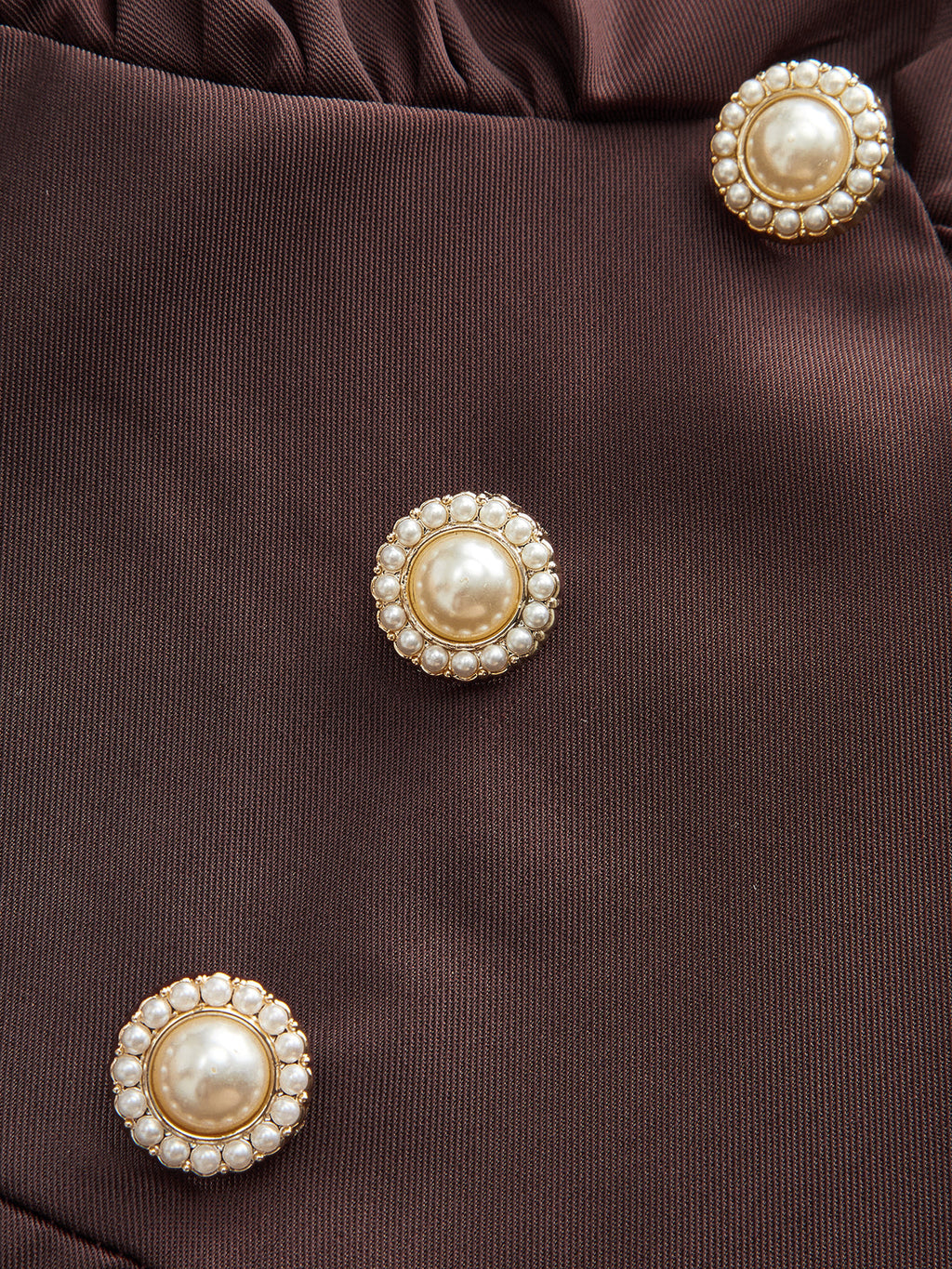 Robe ajustée à col en V, manches bouffantes et boutons