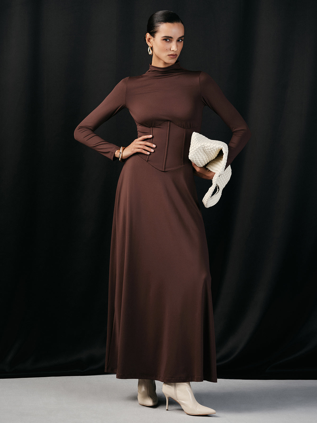 Robe longue à manches longues, col montant et corset à la taille