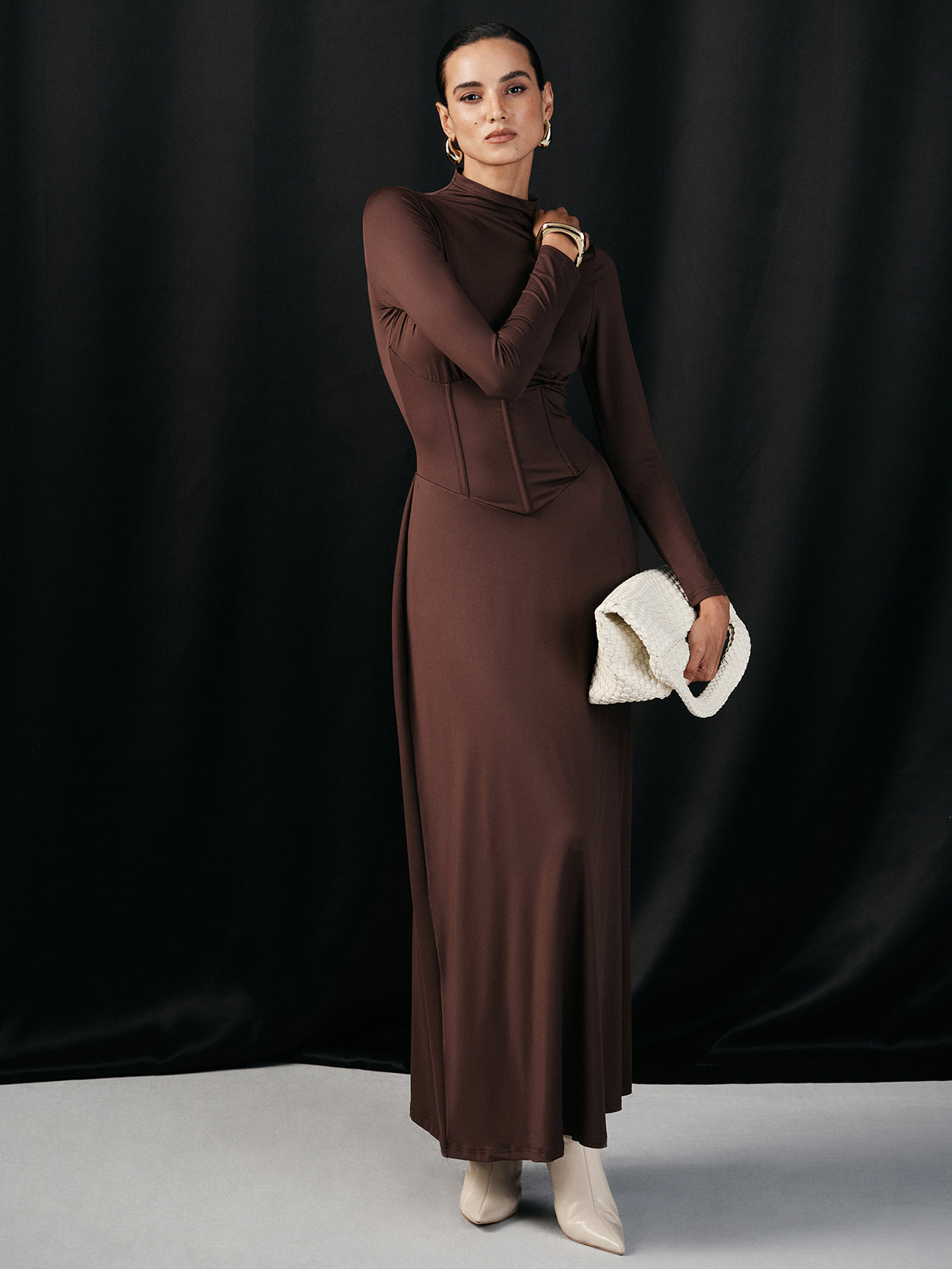 Robe longue à manches longues, col montant et corset à la taille