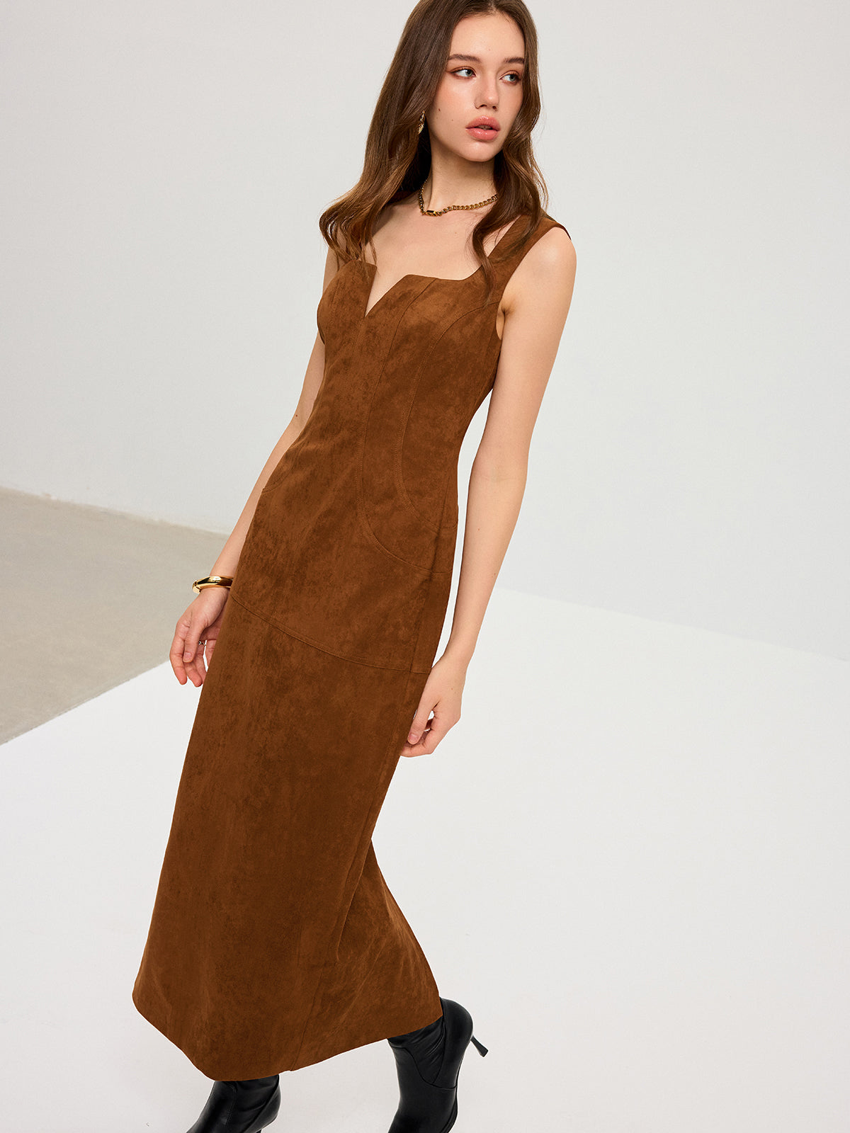Wildleder-Maxikleid mit tiefem Ausschnitt und ohne Ärmel