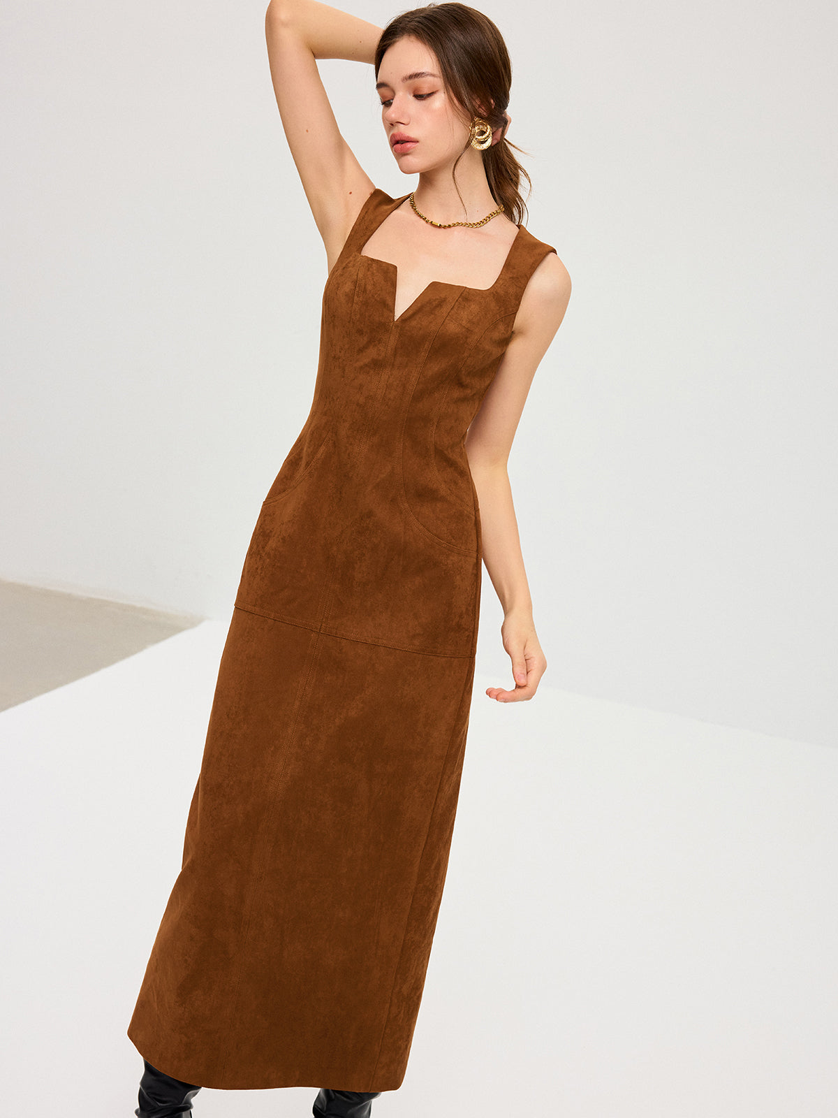 Wildleder-Maxikleid mit tiefem Ausschnitt und ohne Ärmel