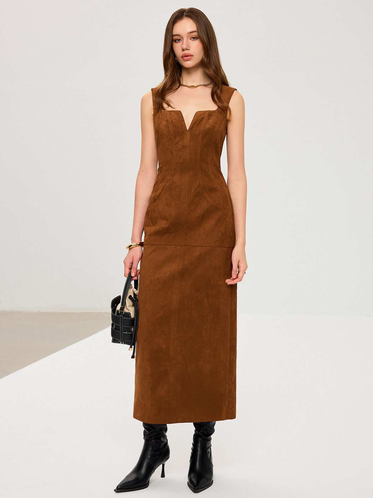 Wildleder-Maxikleid mit tiefem Ausschnitt und ohne Ärmel
