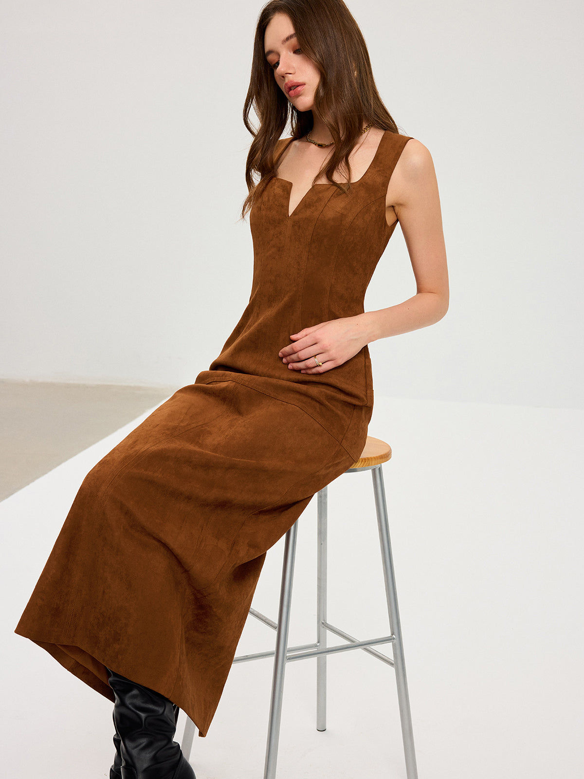 Wildleder-Maxikleid mit tiefem Ausschnitt und ohne Ärmel