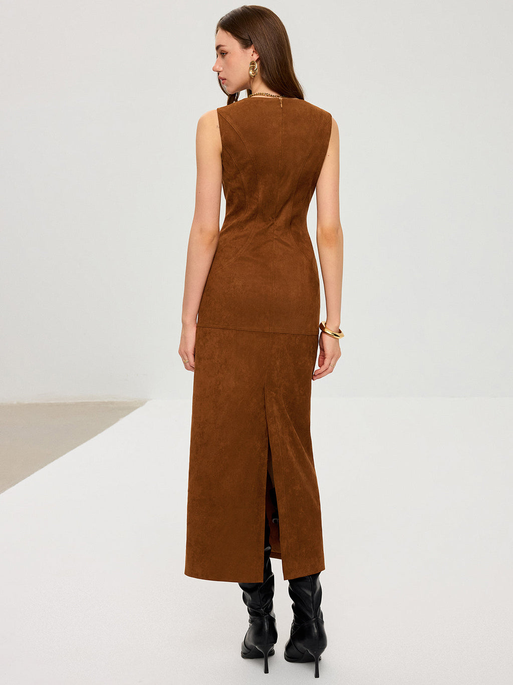Wildleder-Maxikleid mit tiefem Ausschnitt und ohne Ärmel