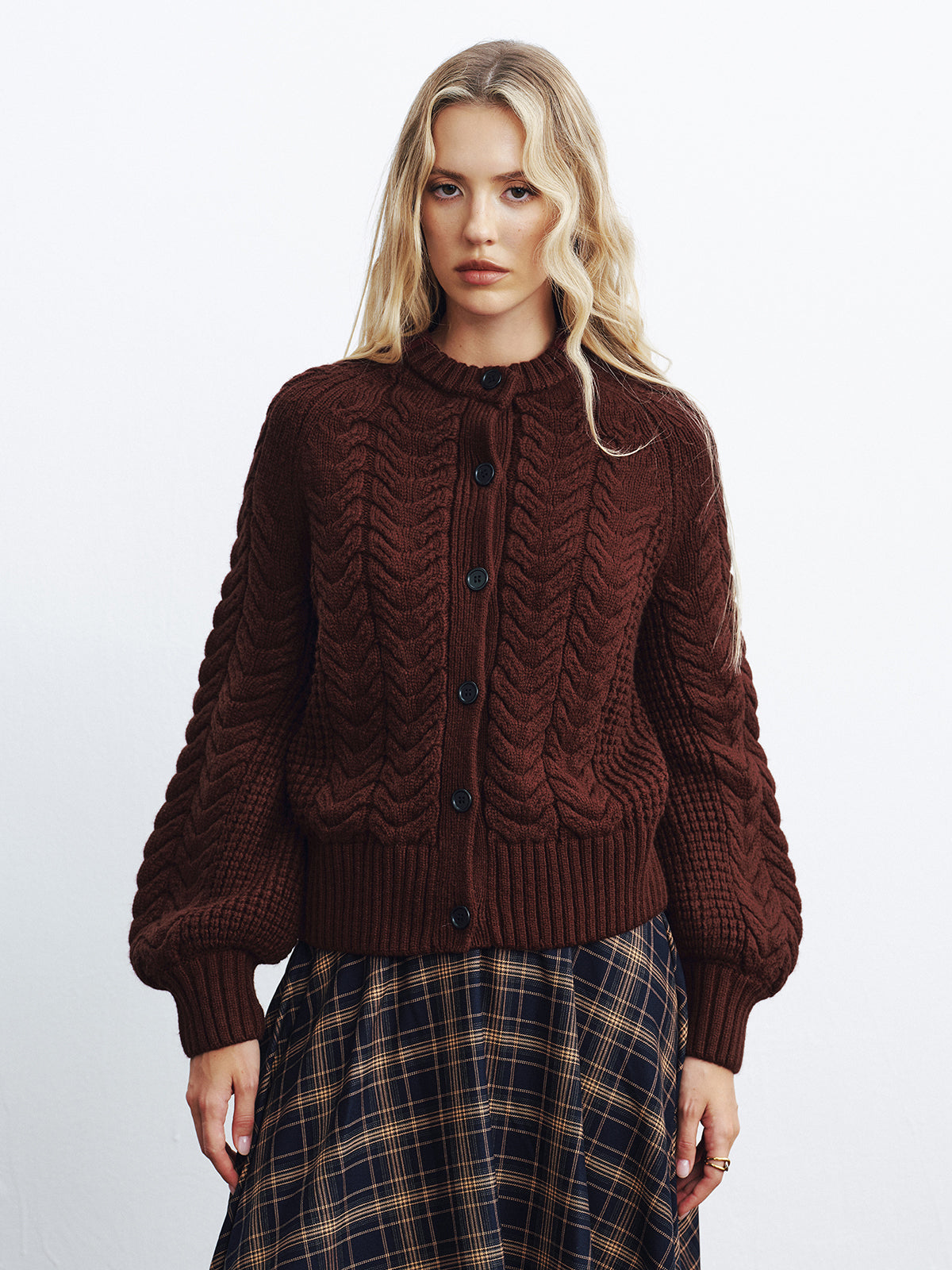 Zopfmuster-Strickjacke mit Knopfleiste