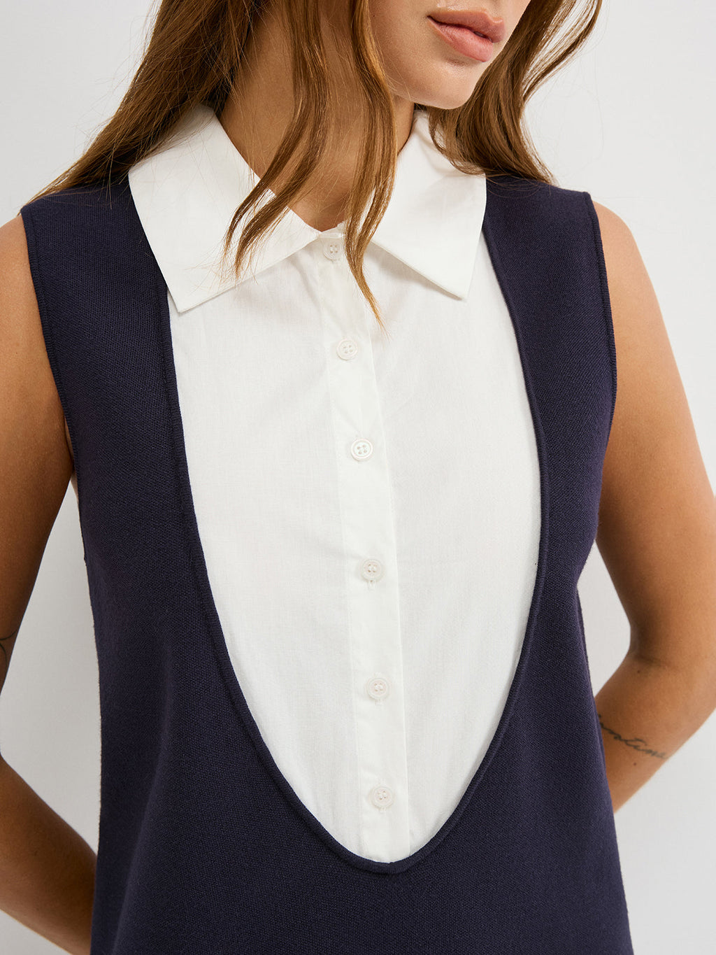 Ärmelloses Minikleid mit kontrastierendem Shirt-Einsatz