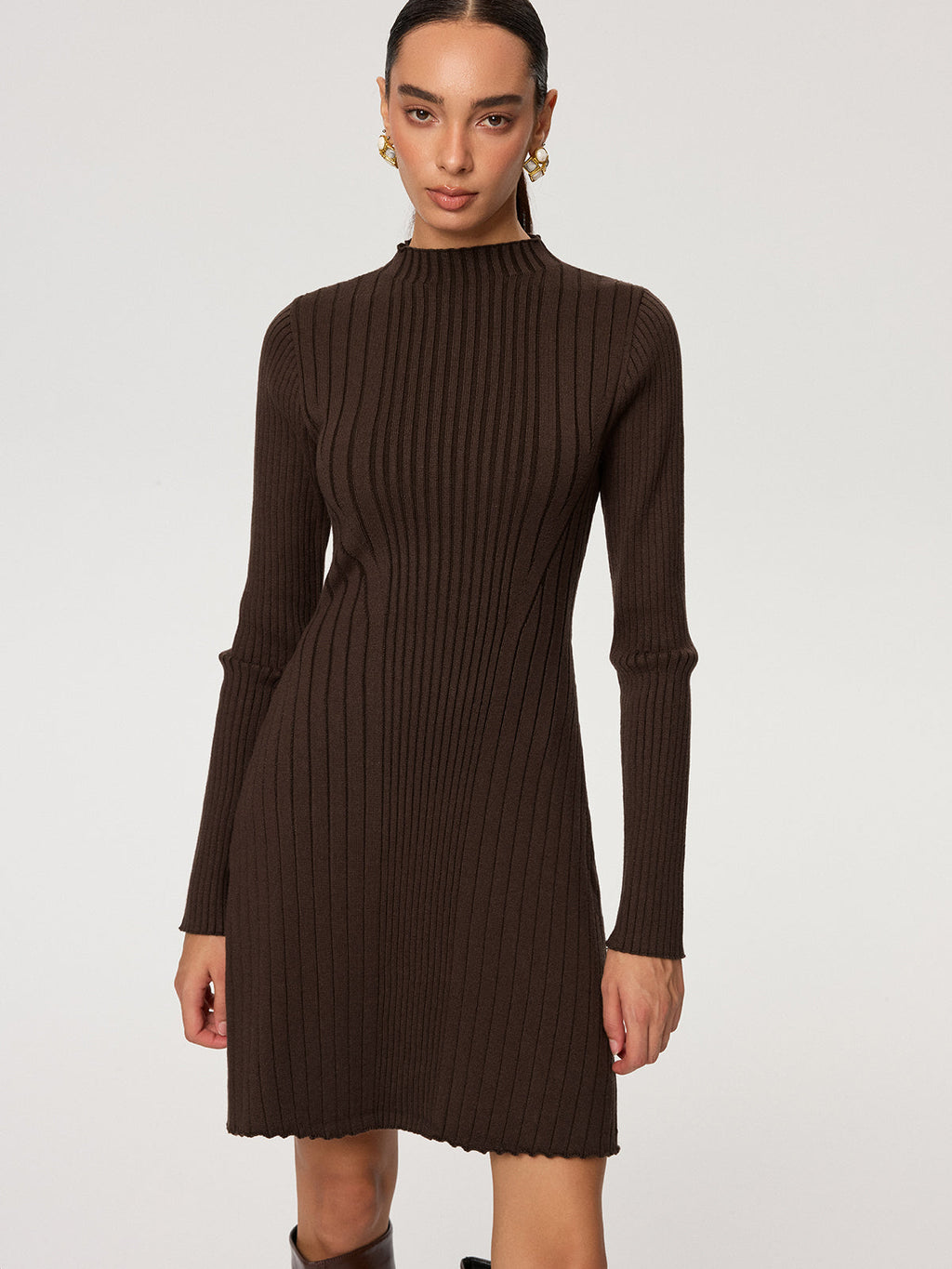 Geripptes Langarm-Strickkleid mit Stehkragen