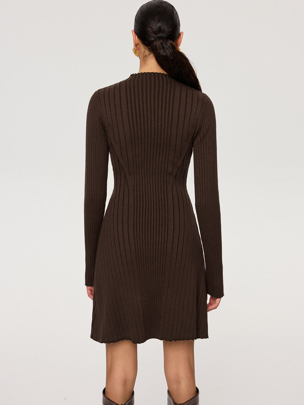 Geripptes Langarm-Strickkleid mit Stehkragen
