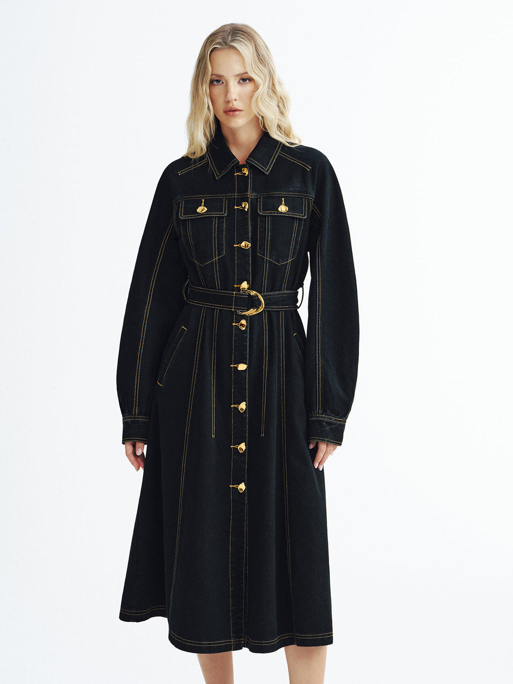 Robe longue chemise en jean ceinturée à boutons métalliques