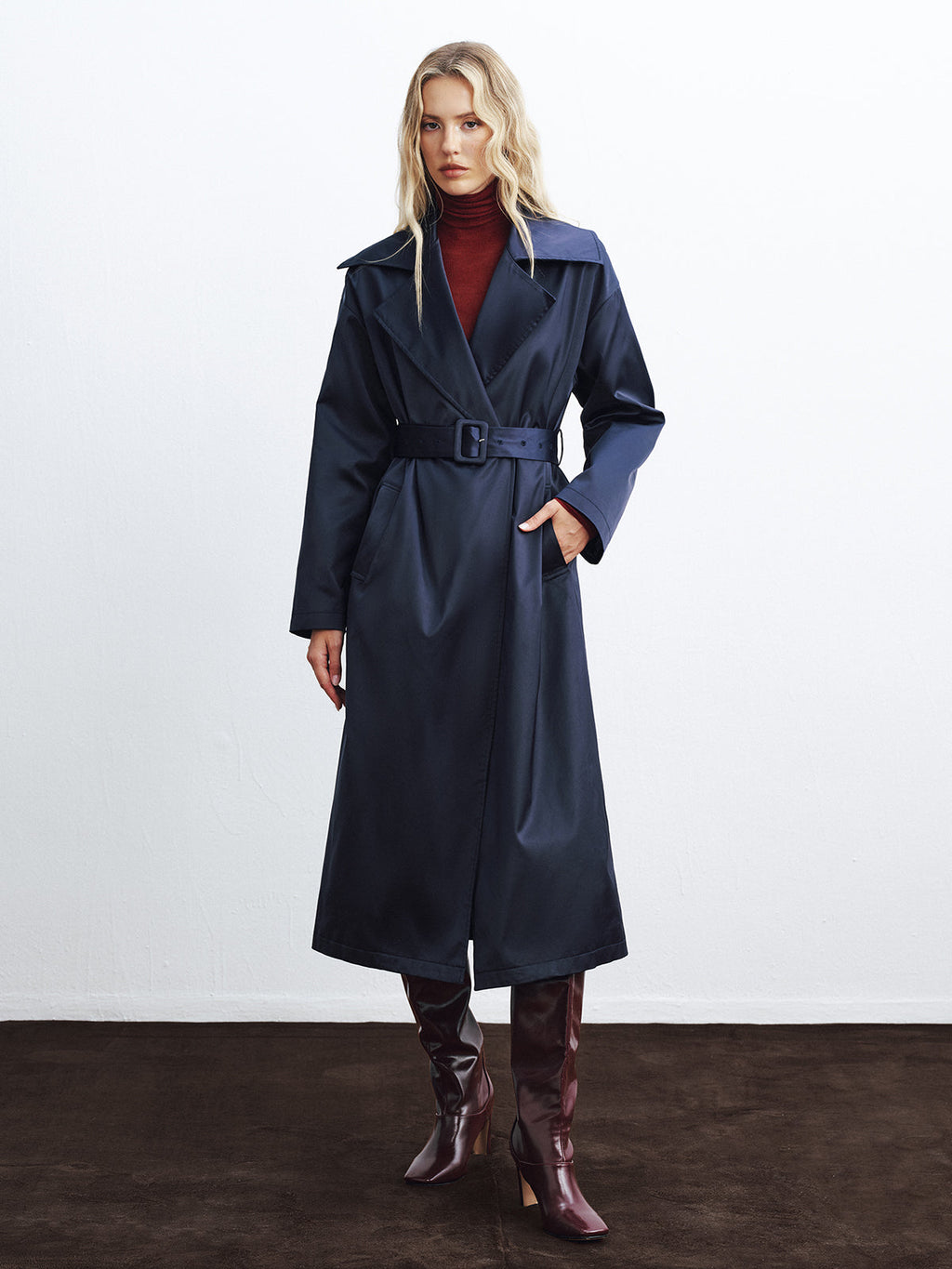 Long trench-coat en satin ceinturé