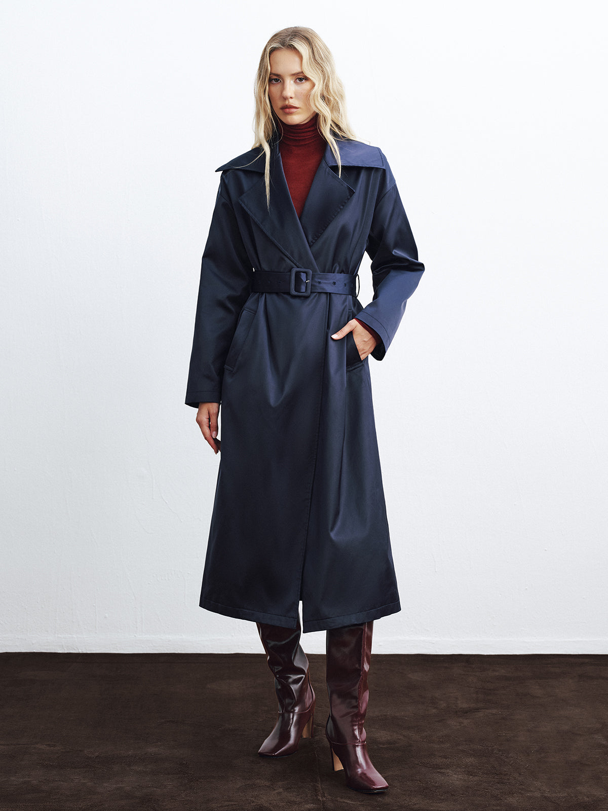 Long trench-coat en satin ceinturé