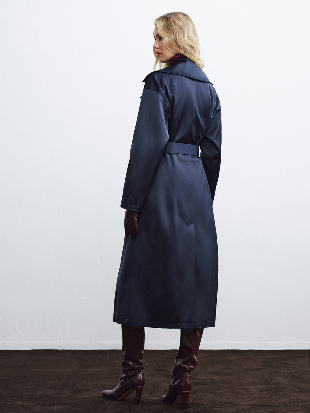 Long trench-coat en satin ceinturé
