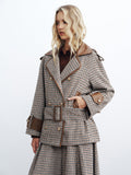 Manteau ceinturé pied-de-poule avec bordure en similicuir