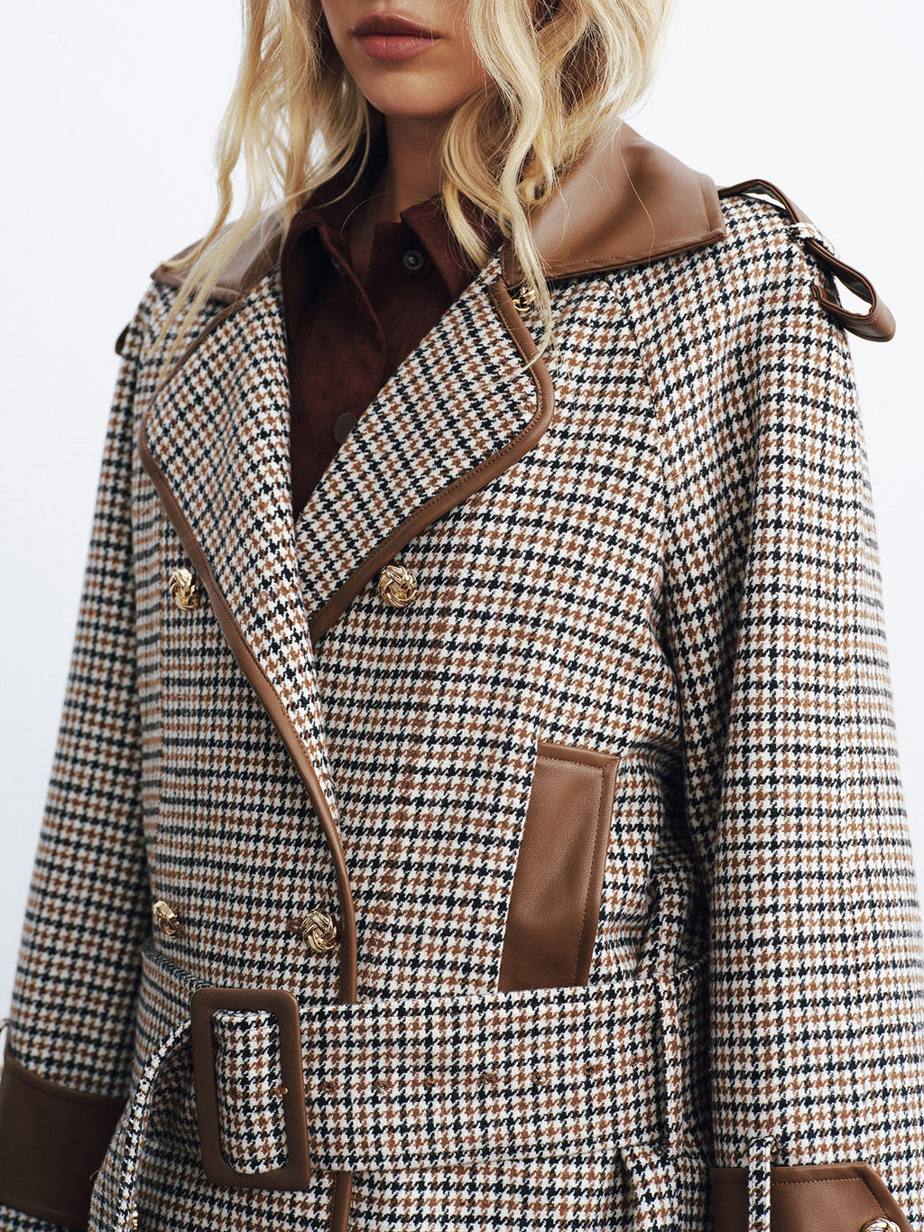 Manteau ceinturé pied-de-poule avec bordure en similicuir