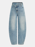 High-Waist-Denim-Jeans mit asymmetrisch geschwungenem Bein