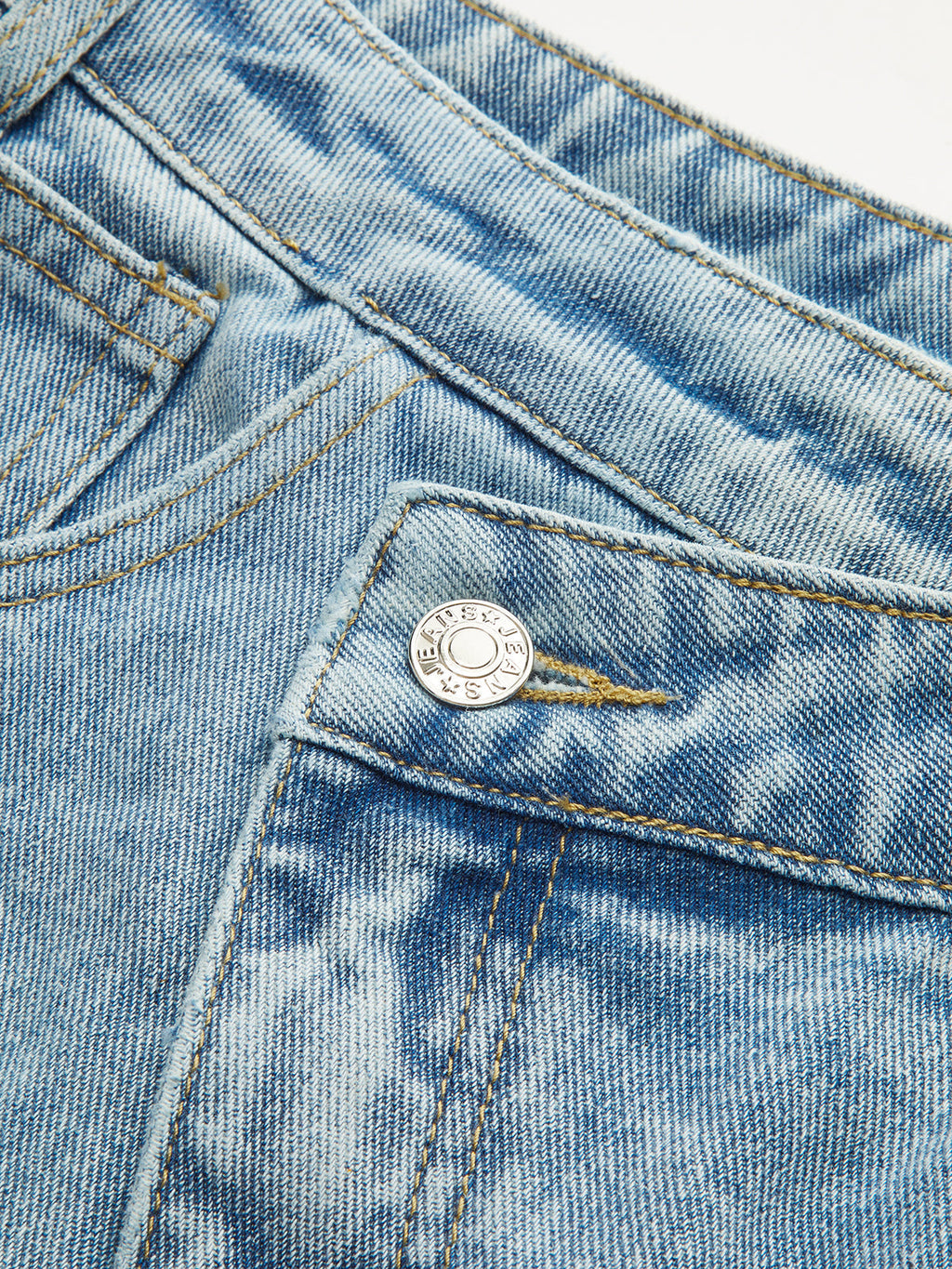 High-Waist-Denim-Jeans mit asymmetrisch geschwungenem Bein