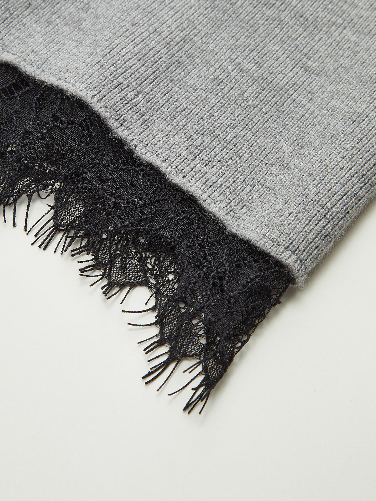 Gilet en maille côtelée à ourlet en dentelle 