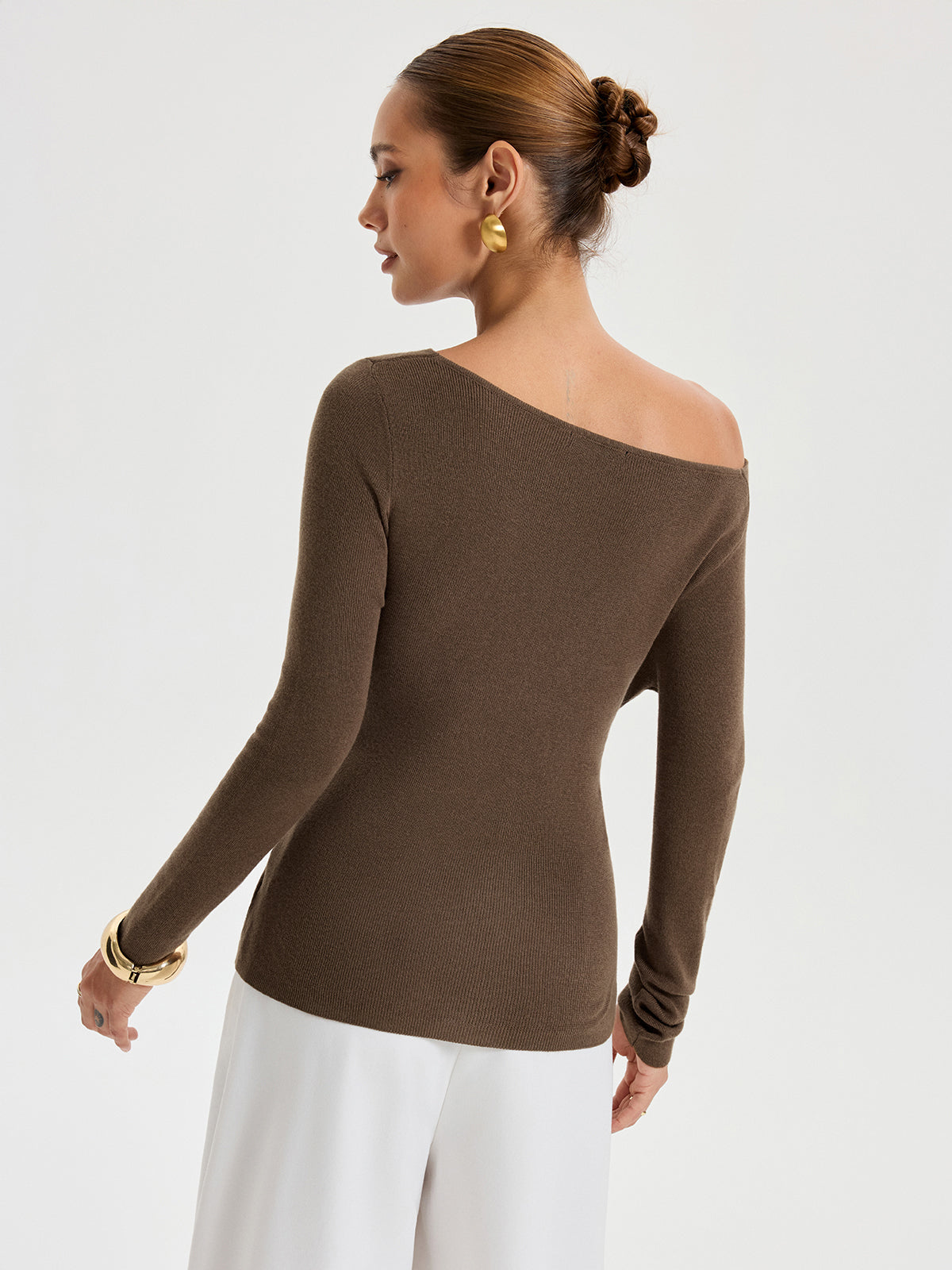 Haut à col large et nœud sur le devant 