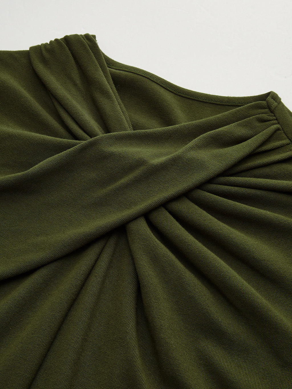 Langärmliges Strickoberteil mit verdrehtem Detail vorne