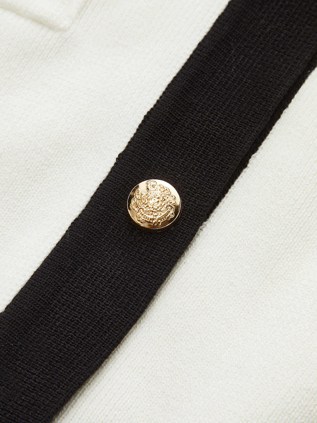 Stricktop mit Metallknöpfen und kontrastfarbenem Besatz 