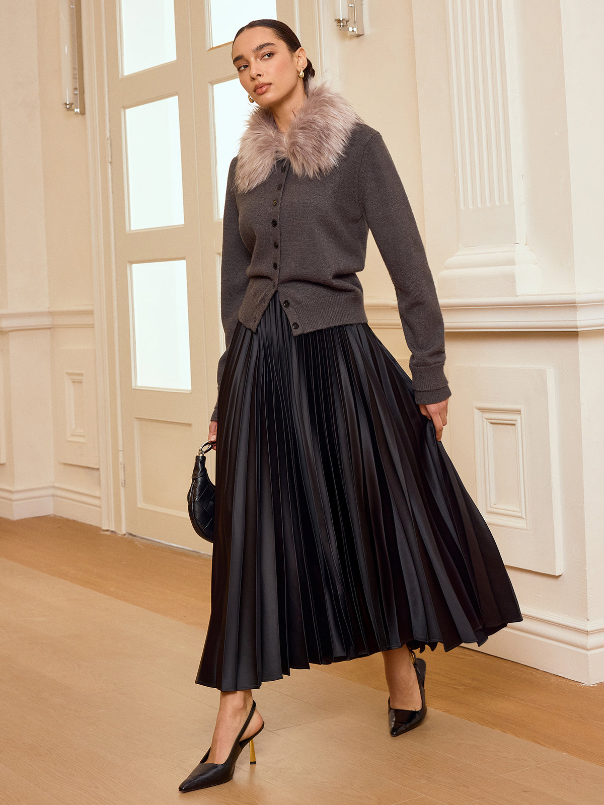 Cardigan mit Kunstfellkragen und Knopfleiste