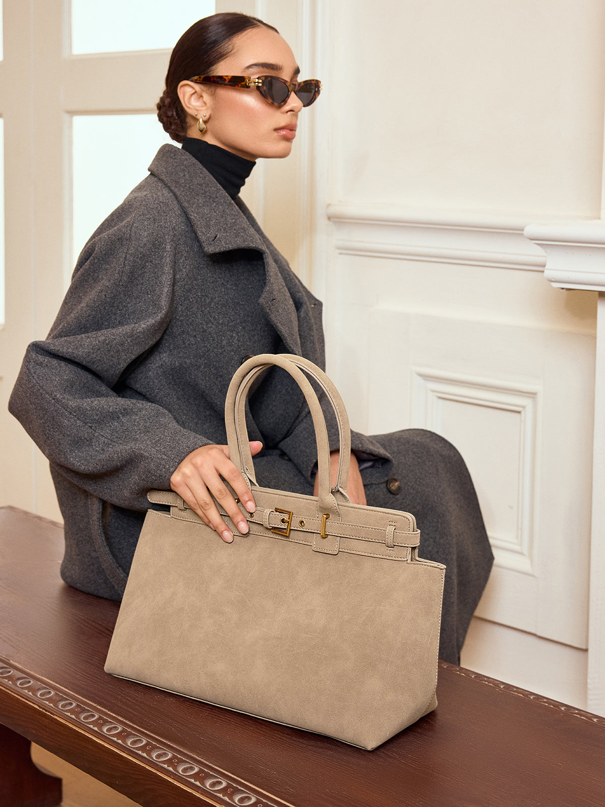 Tasche mit Gürteldetails und Henkel