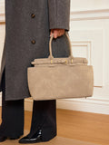 Tasche mit Gürteldetails und Henkel