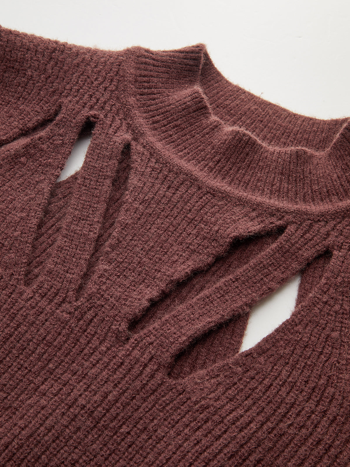 Pull en maille à col montant découpé