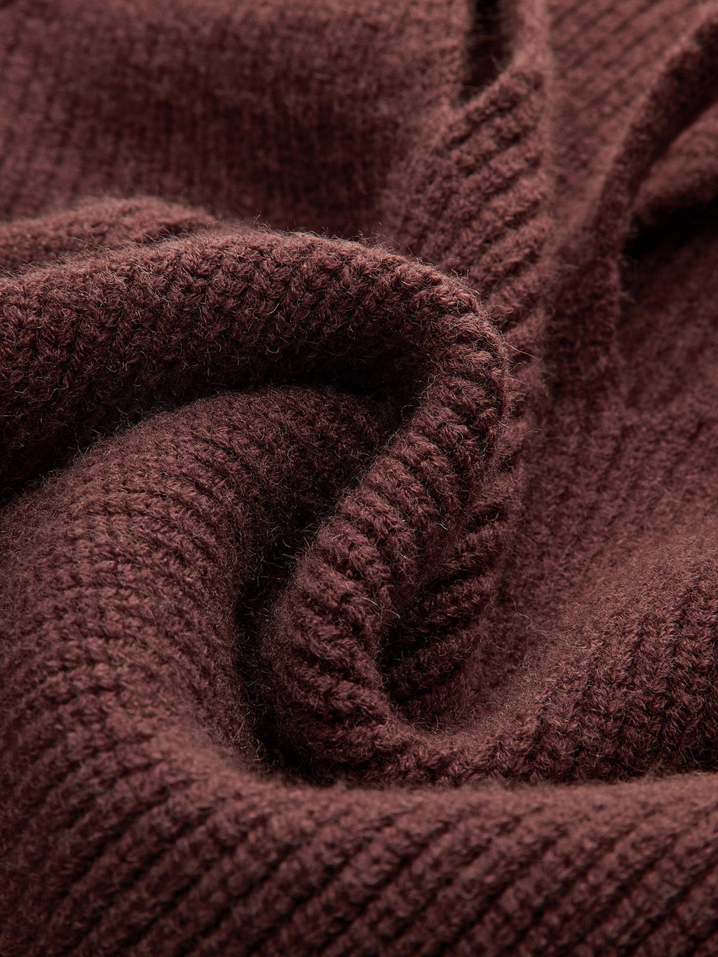 Pull en maille à col montant découpé