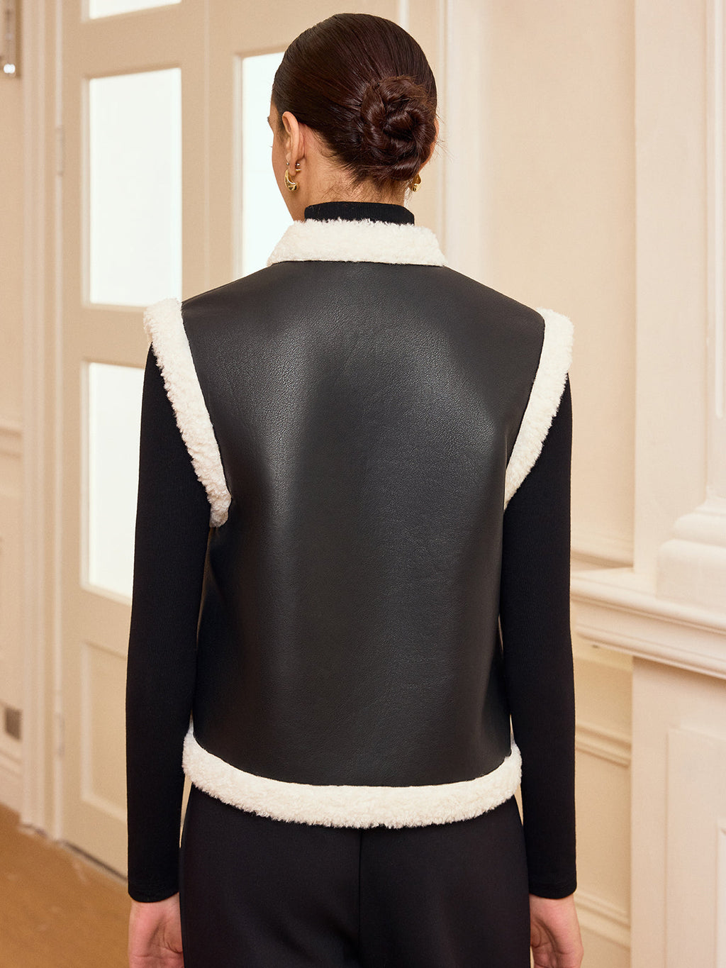 Weste aus Kunstleder mit Reißverschluss und Shearling-Besatz