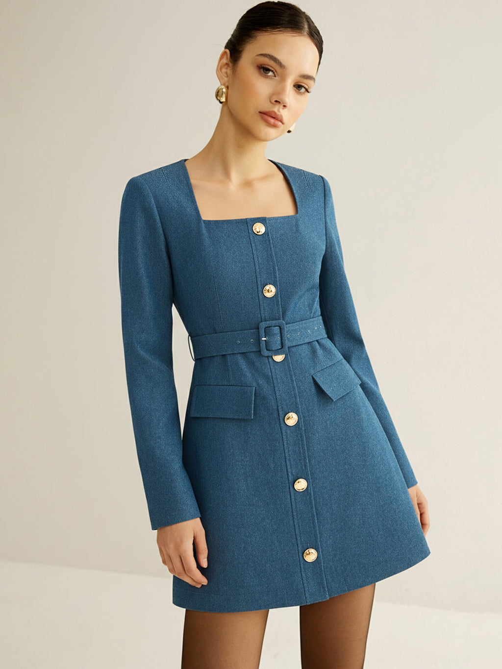 Minikleid mit eckigem Ausschnitt, Gürtel und Metallknöpfen