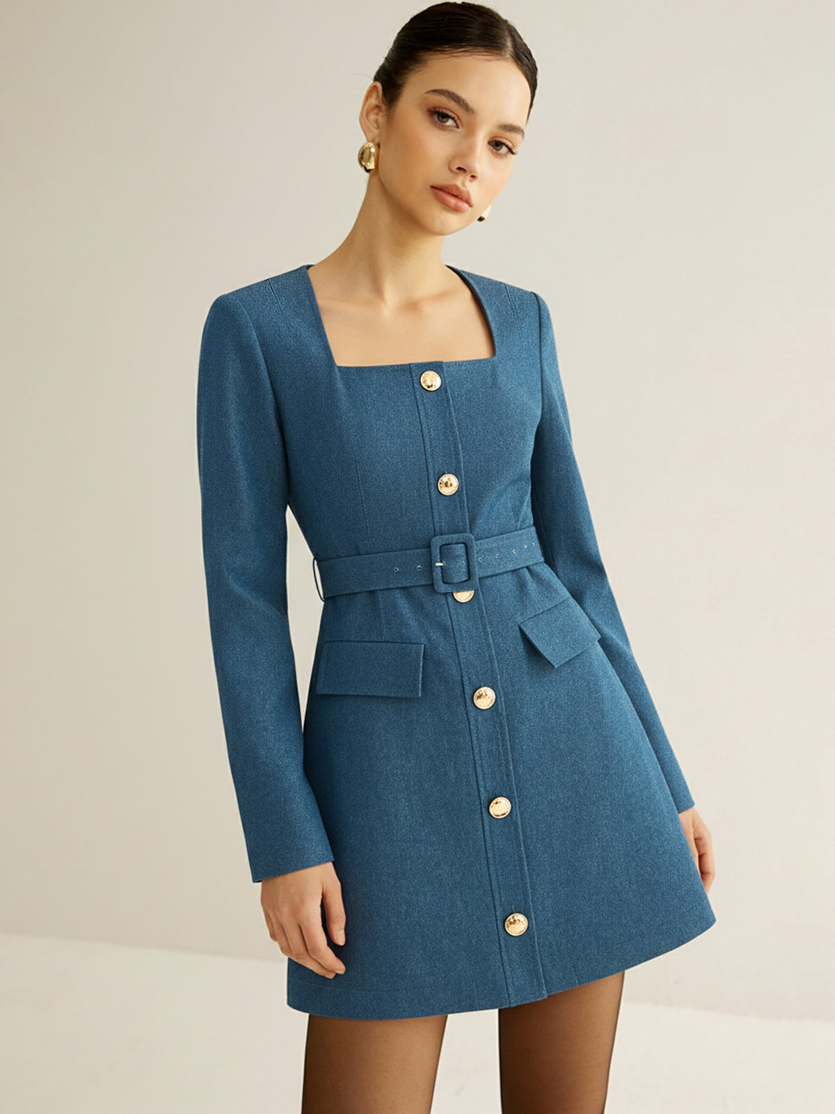 Minikleid mit eckigem Ausschnitt, Gürtel und Metallknöpfen
