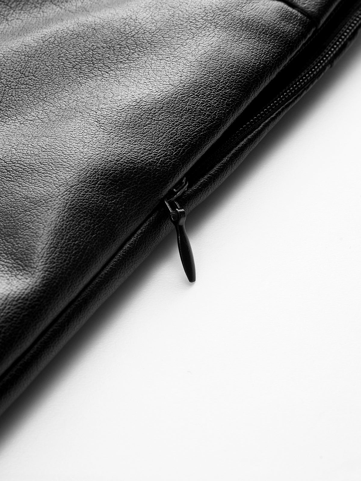 Minirock aus Kunstleder mit Schlitz 