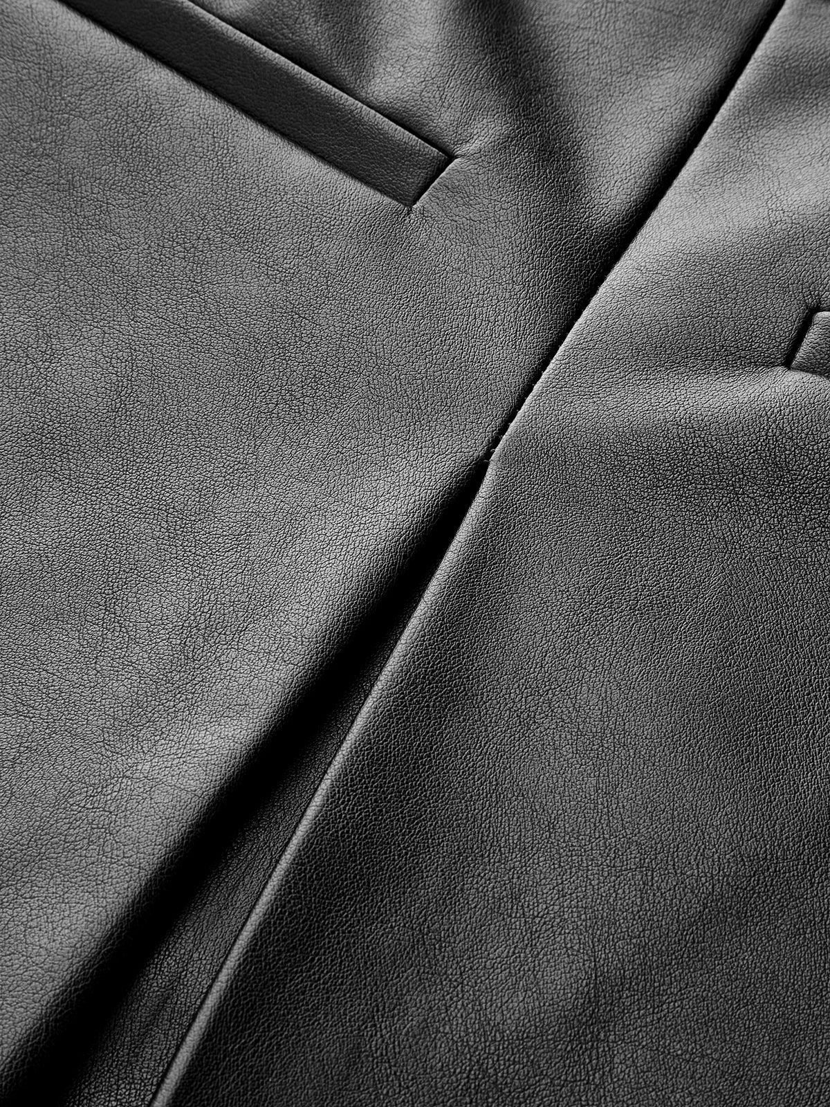 Minirock aus Kunstleder mit Schlitz 