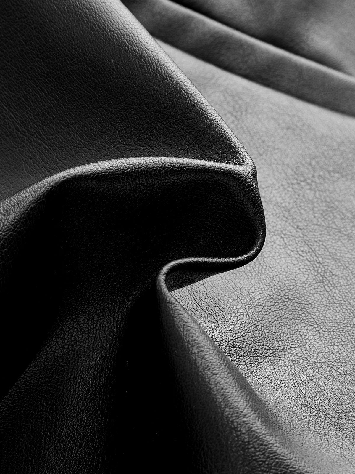 Minirock aus Kunstleder mit Schlitz 