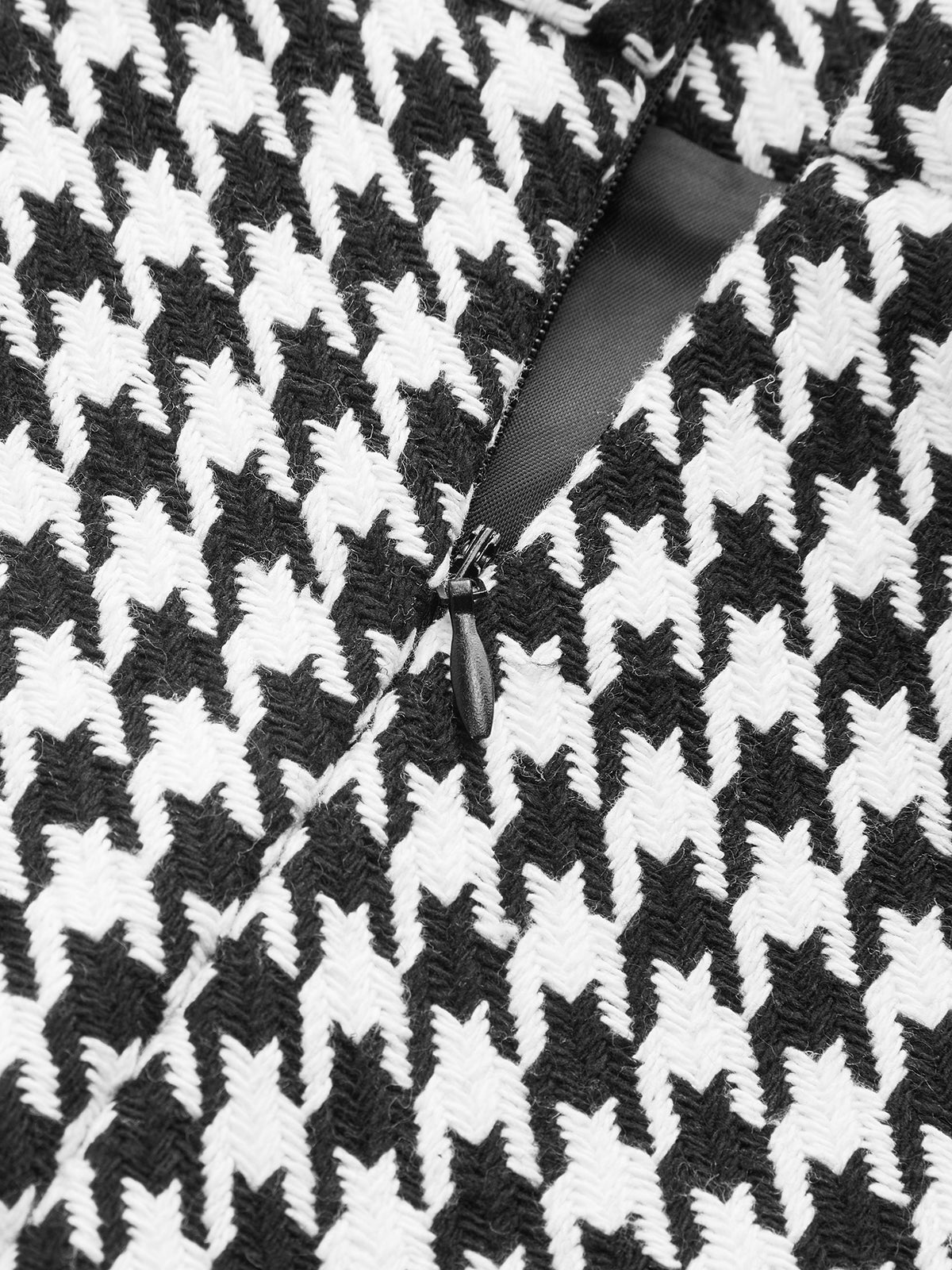 Ensemble gilet boutonné pied-de-poule et mini-jupe 