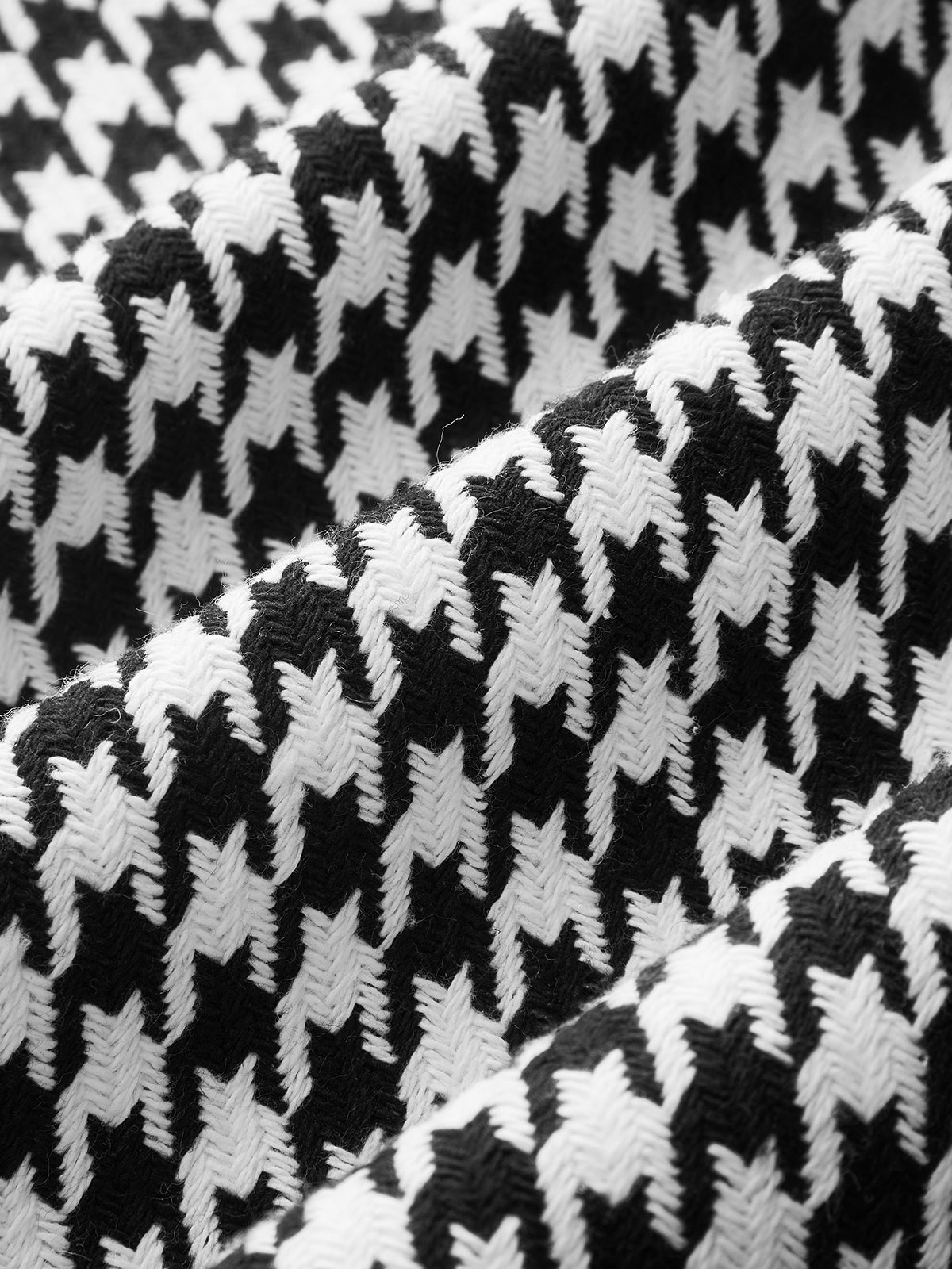 Ensemble gilet boutonné pied-de-poule et mini-jupe 