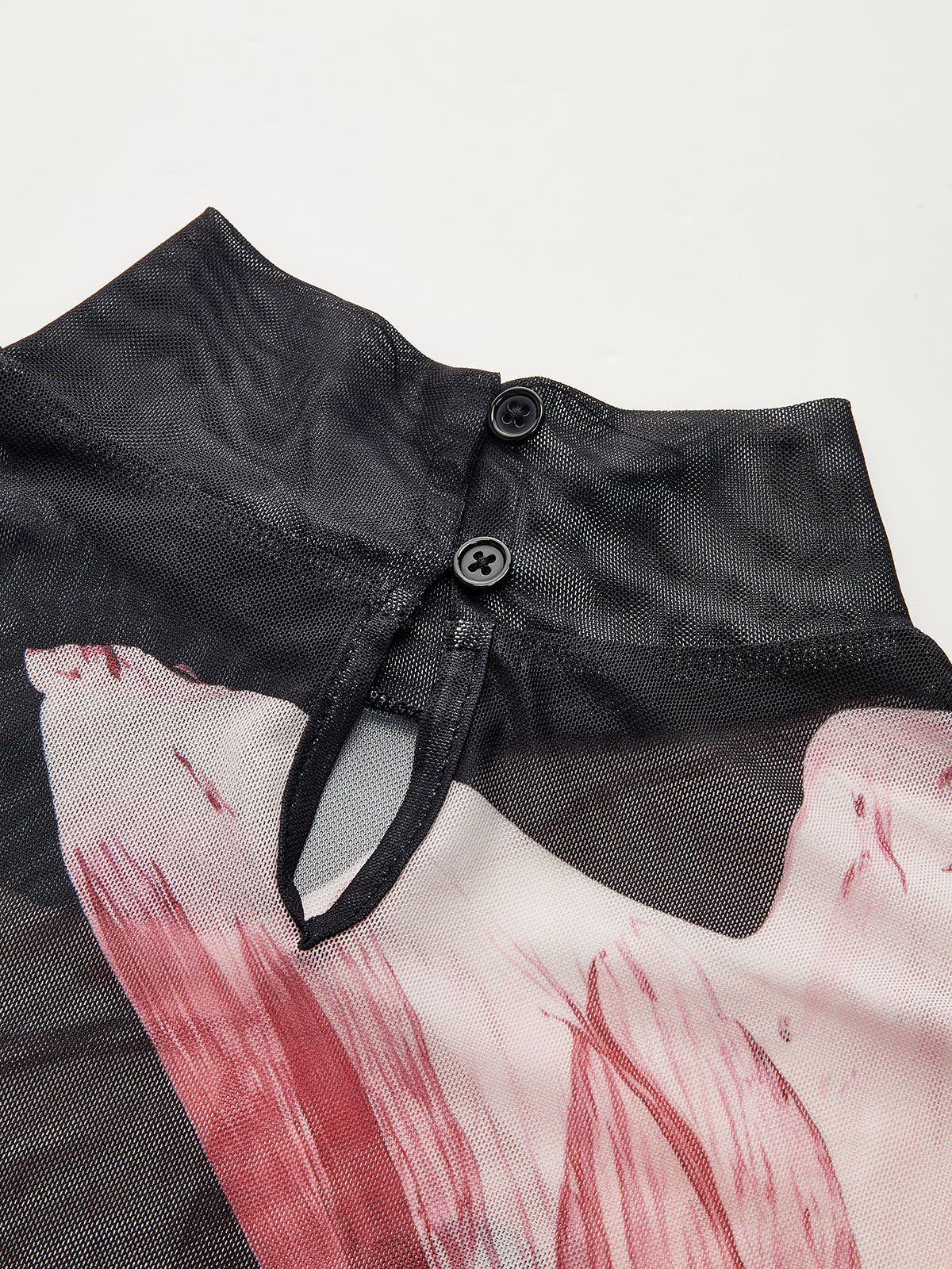 Haut fleuri à col montant en maille transparente 