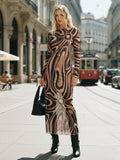 Maxikleid aus Mesh mit abstraktem Muster