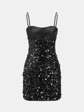 Mini-robe caraco à empiècement en satin et sequins