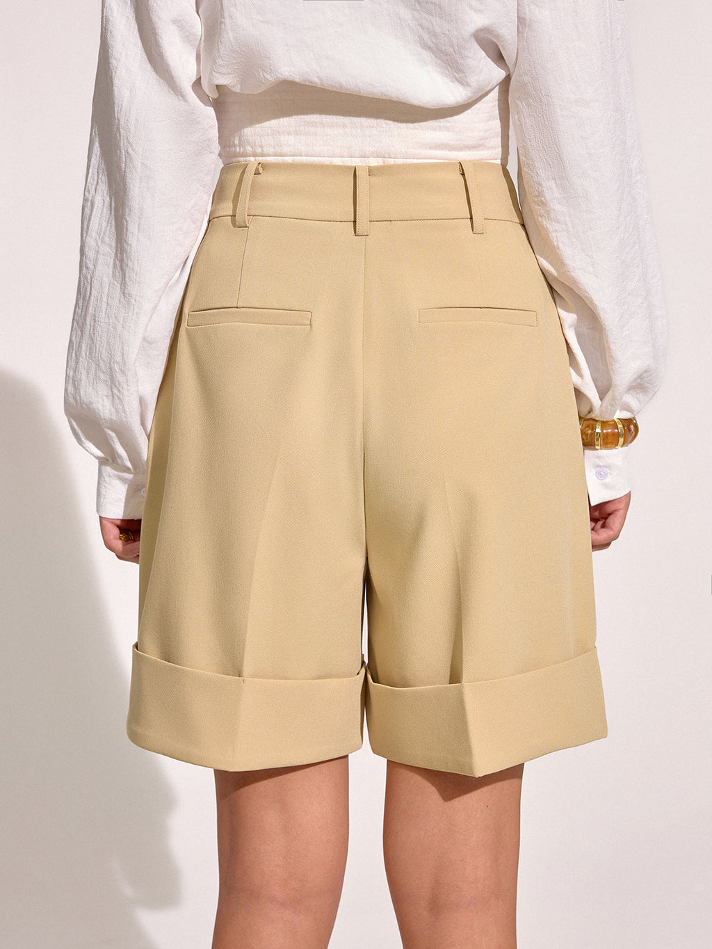 Gefaltete Shorts mit Taschen und mittelhohem Bund
