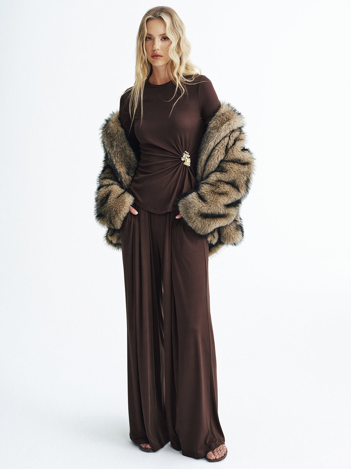 Set aus Oberteil mit Metalldetail und weiter Hose
