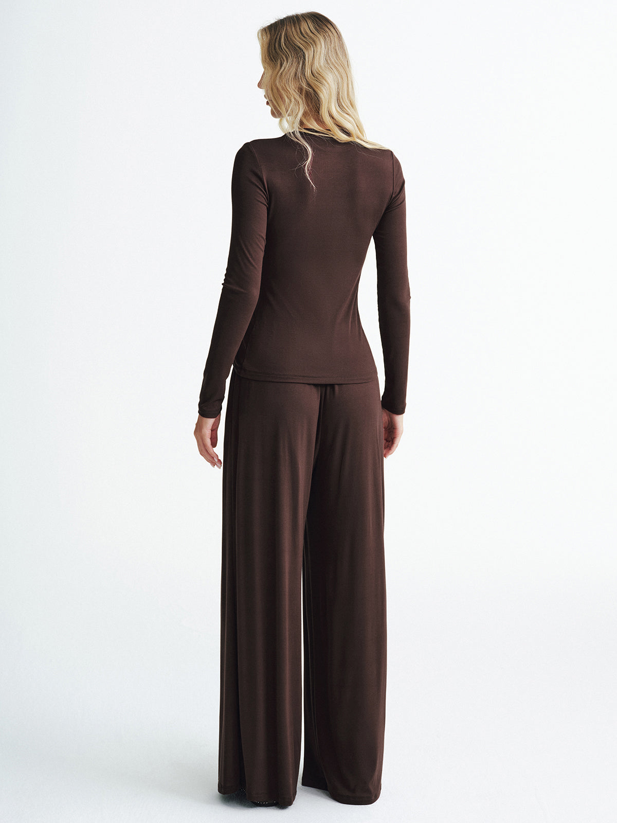 Set aus Oberteil mit Metalldetail und weiter Hose