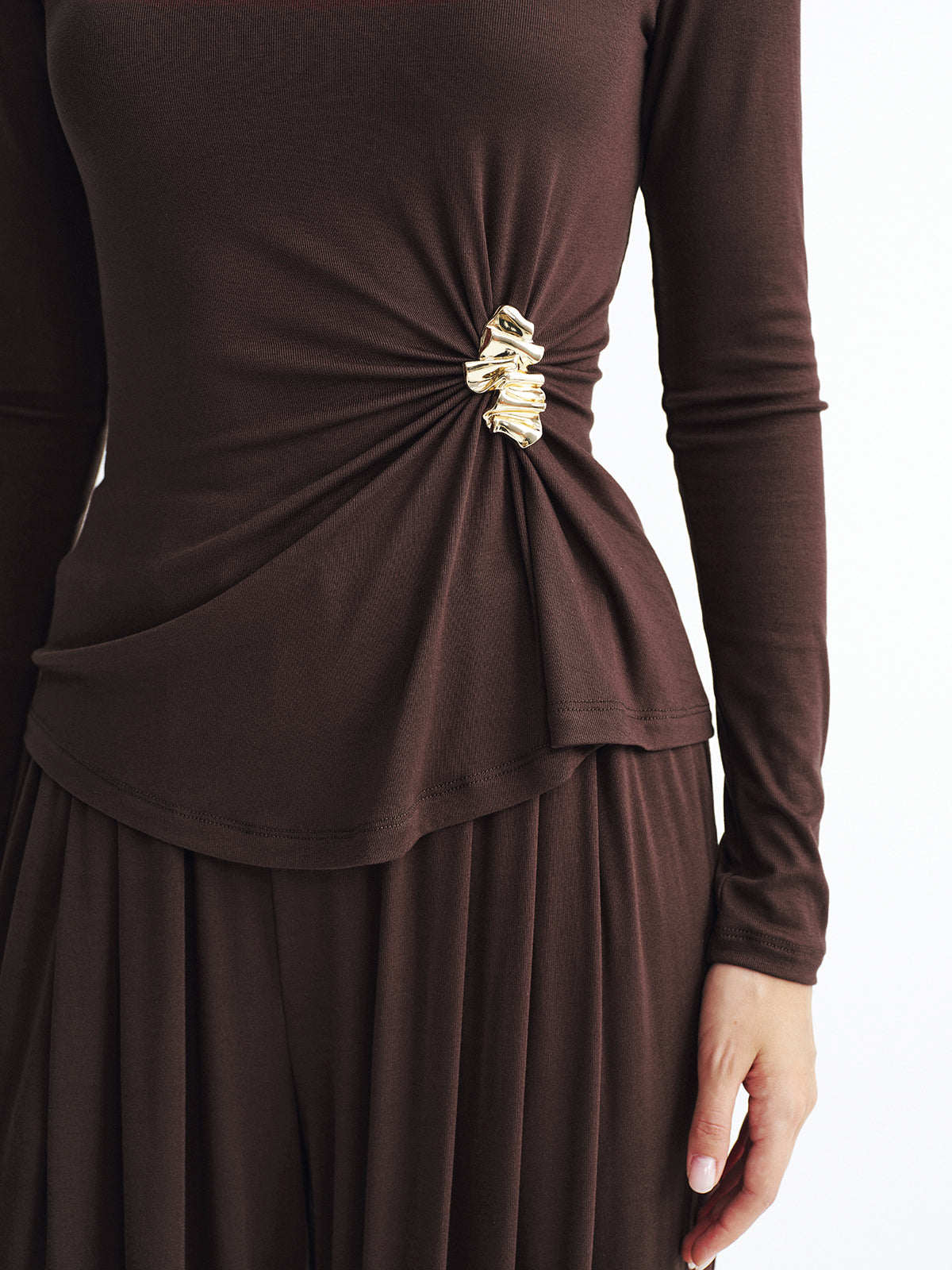 Set aus Oberteil mit Metalldetail und weiter Hose