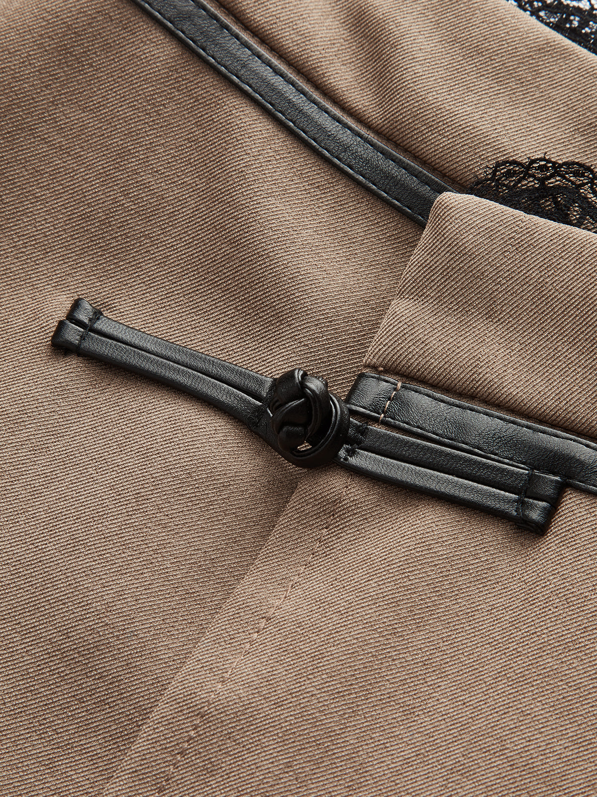 Mini-jupe en similicuir avec boucles et bordure en dentelle