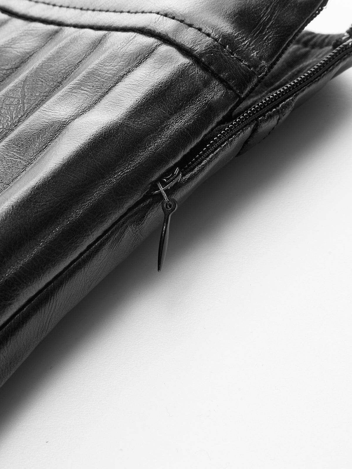 Minirock aus Kunstleder mit Falten und Spitze 